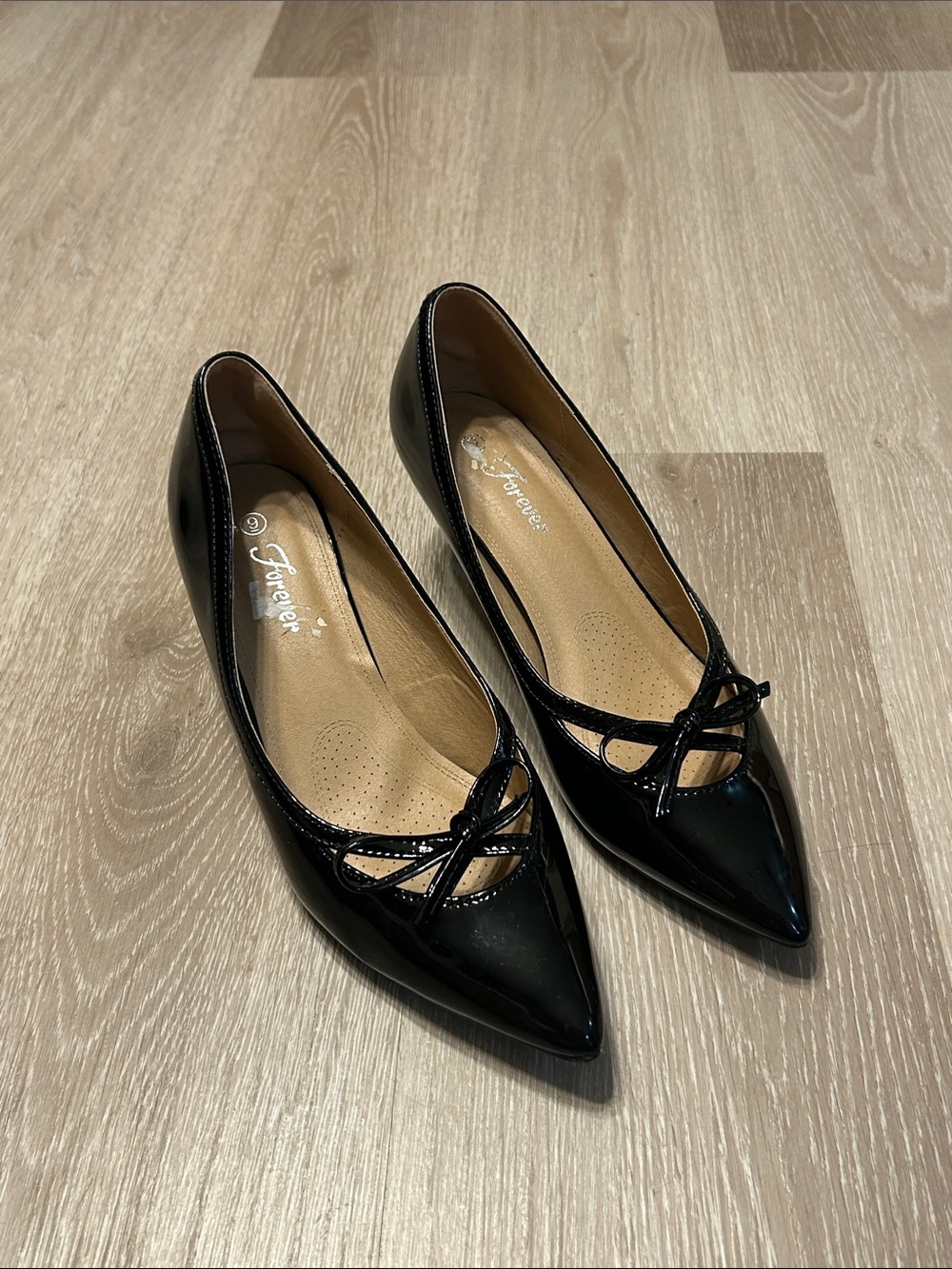 Forever Patent Leather Bow Tied Pointed Comfort Insole 2in Heels Sz 9